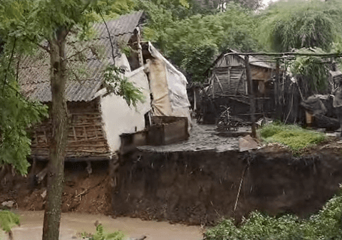 Anexa unei gospodării din Dolj, luată de ape după ce un mal s-a surpat. Mai multe gospodării și un drum au fost inundate