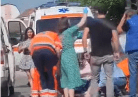 Tânără de 20 de ani, în stare gravă, după ce a fost lovită de o mașină pe trecerea de pietoni, în Bistrița