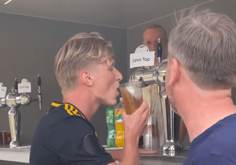 Să curgă berea! După ce a marcat, un fotbalist a fugit direct la toneta cu băutură, unde a tras o dușcă, în Danemarca - VIDEO