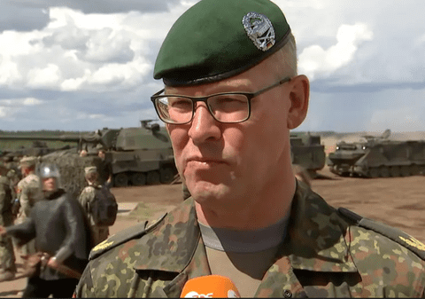 Apariție misterioasă în Lituania. Un bărbat în armură de cavaler medieval, prezent în timpul exercițiilor militare ale NATO