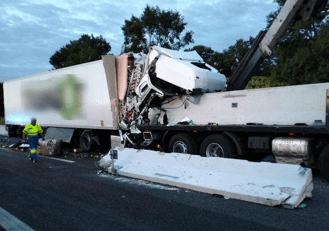 Fiul unui șofer român de TIR dormea în cabină când tatăl lui a murit strivit la volan, într-un accident cu 9 victime, în Italia