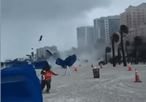 Imagini cu turiști care fug speriați de pe o plajă din SUA, lovită de o minitornadă