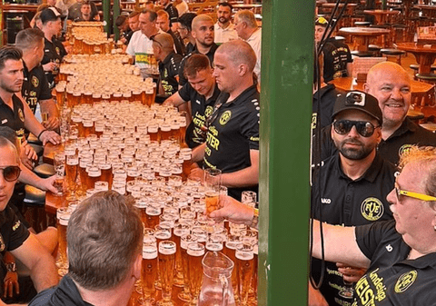 O echipă de fotbal din Germania a sărbătorit promovarea comandând 1.001 de beri la micul dejun: „Ne simțim ca-n 1.001 de nopți”