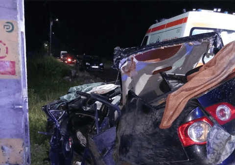 Doi tineri morți pe loc și alți trei răniți, după ce mașina în care se aflau a intrat într-un stâlp, în Dolj