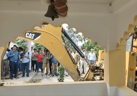 Momentul în care poliția din India dărâmă cu un buldozer casa unui bărbat acuzat că a urinat pe un tânăr indigen | VIDEO