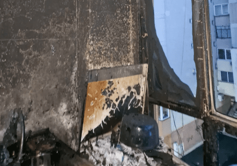 Incendiu într-un bloc din Craiova. 30 de persoane s-au autoevacuat, iar proprietarul apartamentului de la care a pornit focul a suferit atac de panică