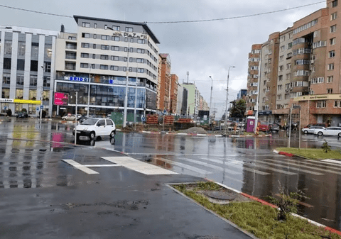 Un Matiz a fost luat de vânt și dus într-o intersecție din Sibiu