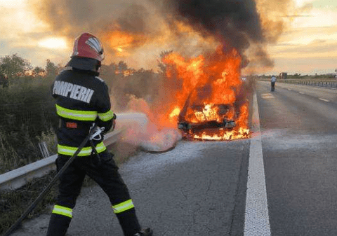 O mașină a luat foc pe A1, pe sensul spre București. ISU Argeș anunță că nu sunt victime