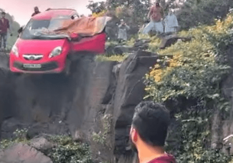 Momentul în care o mașină cade într-o cascadă, în India. Șoferul a uitat să tragă frâna de mână