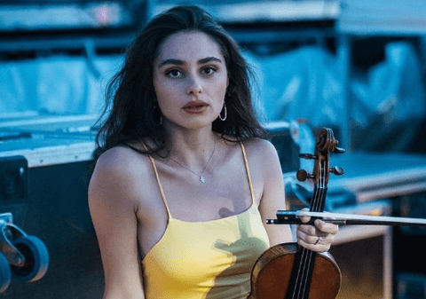 O violonistă din Franța, criticată pentru pozele în costum de baie de pe Instagram: „Muzica clasică este și pentru tineri”