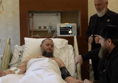 „Sunt în viață, nu mai mințiți”. Ramzan Kadîrov a publicat un videoclip înregistrat într-un spital din Moscova, unde este internat unchiul său