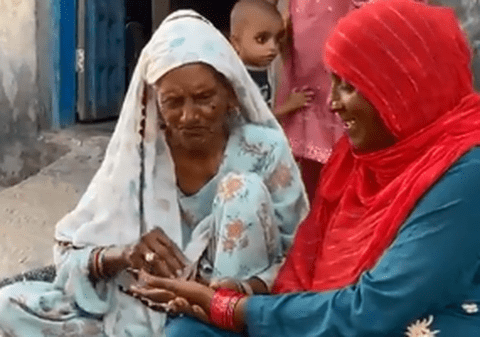 O indiancă a mers prima oară la școală la 92 de ani. Filmarea cu străbunica Salima numărând de la 1 la 100 a devenit virală