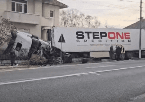 Un TIR a intrat într-o casă, la ora 3.30, în orașul Șomcuta Mare. Șoferul a adormit la volan