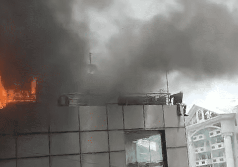 Momentul în care un bucătar sare de la etajul al patrulea, după ce cafeneaua în care lucra a luat foc, în India | VIDEO