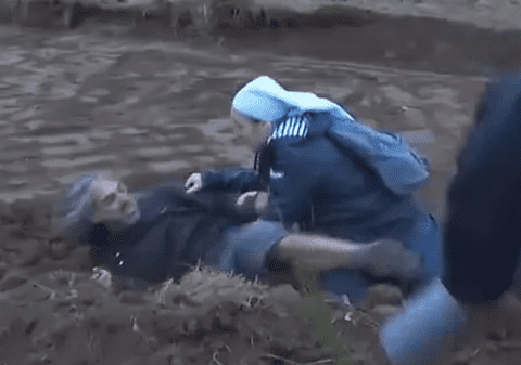 O călugăriță a placat ca la rugby un activist care protesta împotriva ridicării unei biserici, în Franța | VIDEO