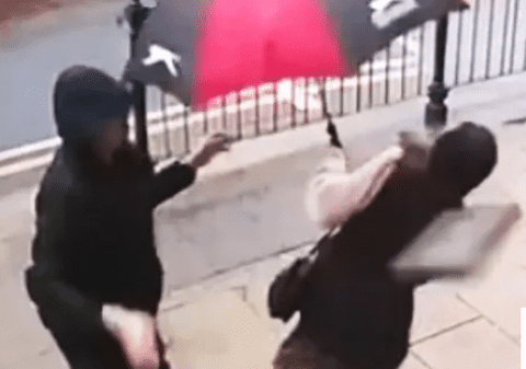 Momentul în care un bărbat aruncă o pavelă într-o femeie care poartă hijab, în Marea Britanie. Suspectul a fost arestat