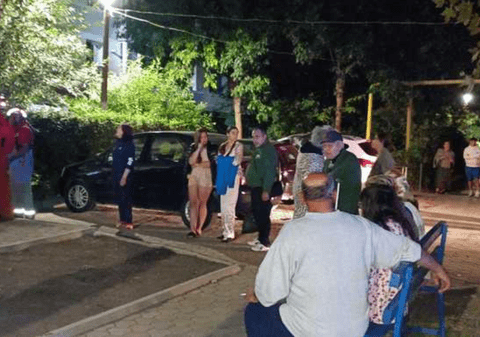 Peste 100 de oameni, evacuați dintr-un bloc din Bârlad după un incendiu violent la mai multe garsoniere. Focul, pus intenţionat