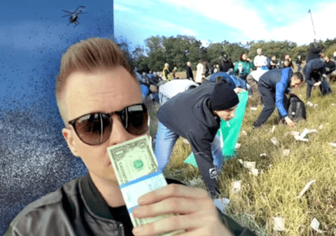 „Plouă cu bani”. Influencerul Kazma a aruncat din elicopter un milion $, iar 4.000 de oameni s-au înghesuit să culeagă bancnotele, în Cehia