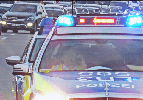 Un șofer beat a oprit camionul pe banda din mijloc a autostrăzii și s-a culcat, în Germania