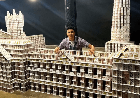 Un adolescent indian a realizat cea mai mare construcție din cărți de joc din lume și a intrat în Cartea Recordurilor
