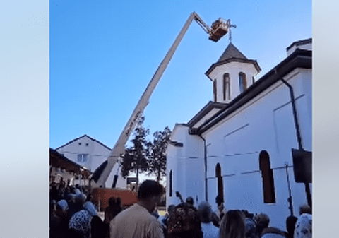 ÎPS Teodosie s-a urcat într-o nacelă pentru a sfinţi crucile de pe turla unei biserici din Agigea. VIDEO