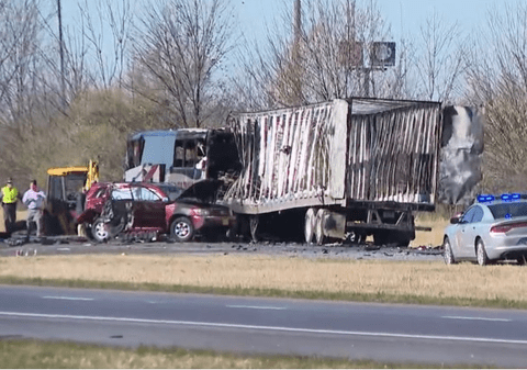 Cel puțin șase persoane au murit într-un accident cu cinci mașini, printre care și un autocar școlar, pe o autostradă din SUA