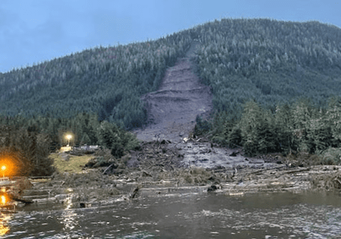 Cel puțin trei persoane au murit, iar alte trei sunt date dispărute în urma unei masive alunecări de teren în Alaska