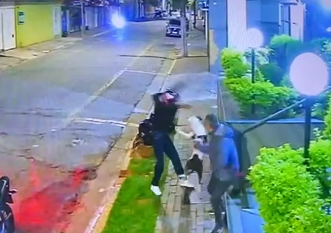 Un câine a sărit să-i muște pe bărbații pe motocicletă care au vrut să-i jefuiască stăpânul, în Brazilia. Suspecții s-au lăsat păgubași