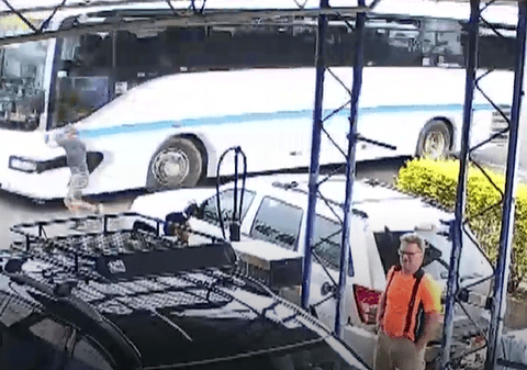 O elevă de 14 ani din Australia a oprit autobuzul școlar scăpat de sub control să lovească o benzinărie