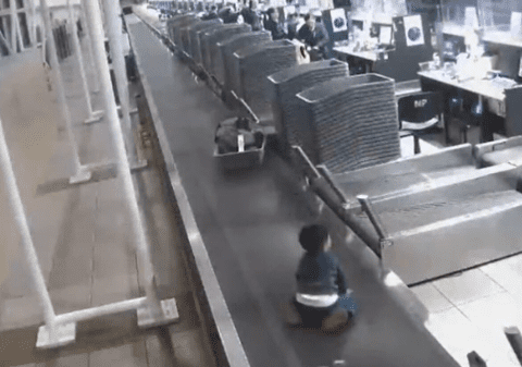 Un băiețel de 3 ani s-a strecurat după zona de check-in și s-a plimbat pe benzile de bagaje, la aeroportul din Santiago de Chile | VIDEO