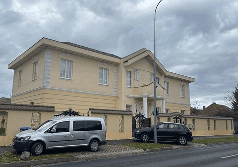 Un afacerist din Sibiu a murit, după ce 3 tâlhari mascați au intrat în vila lui, l-au bătut crunt, i-au furat ceasurile de lux și i-au amenințat fata cu pistolul, pentru a spune unde sunt banii. Hoții n-au fost prinși