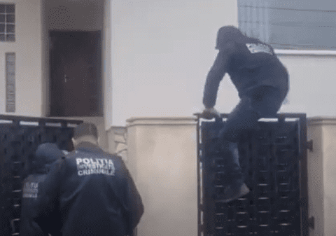 FAZA ZILEI: Unul sare gardul, altul intră pe poarta descuiată. Momentul în care polițiștii îl caută, fără succes, pe Cherecheș la el acasă - VIDEO