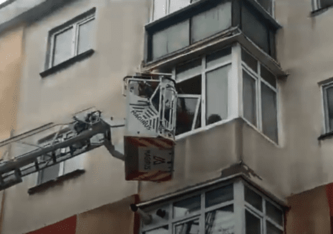 Un copil de 4 ani s-a încuiat în apartament și nu a mai vrut să deschidă ușa părinților, la Ploiești. Au fost chemați pompierii