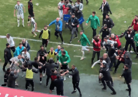 Bătaie generală la un meci de fotbal din Turcia. Arbitrul a dat șase cartonașe roșii | VIDEO