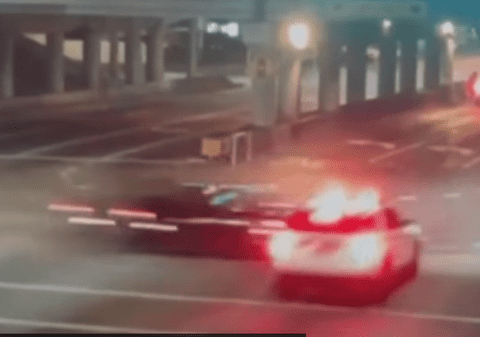 Momentul în care mașina condusă de un șofer beat trece pe roșu și lovește violent vehiculul unui polițist din SUA | VIDEO