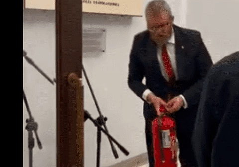 „O rușine”. Un deputat de extremă dreapta a stins cu extinctorul lumânările de Hanuka, în parlamentul polonez | VIDEO