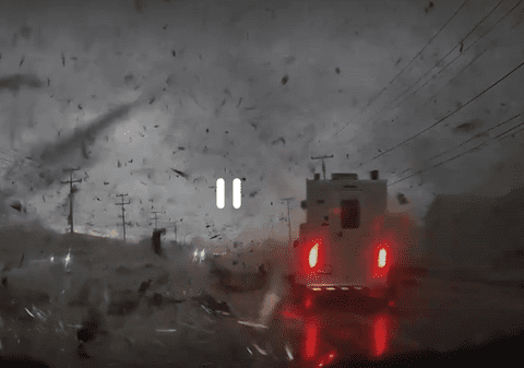 „Așa arată iadul”. Momentul în care un șofer este prins într-o tornadă: vântul sufla cu peste 240 km/h, în Tennessee | VIDEO