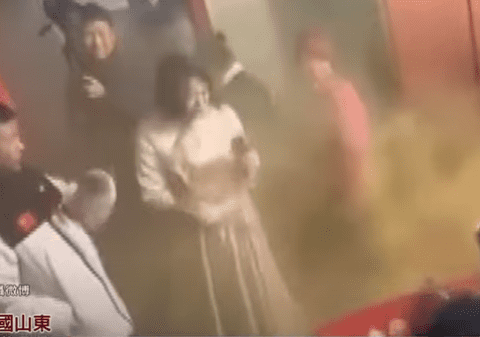 Motivul pentru care un mire din China a aruncat două grenade lacrimogene pe sub ușă, în camera unde se afla aleasa lui