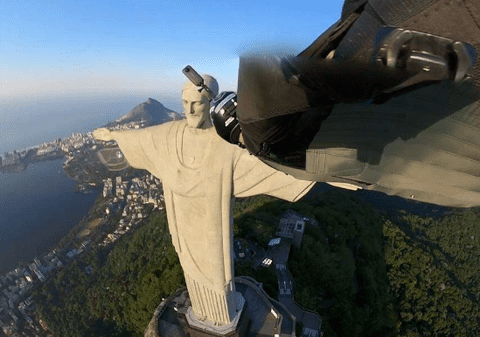 Momentul în care un parapantist trece la câțiva metri de statuia Cristo Redentor din Rio de Janeiro. Zbura cu 200 km/h | VIDEO