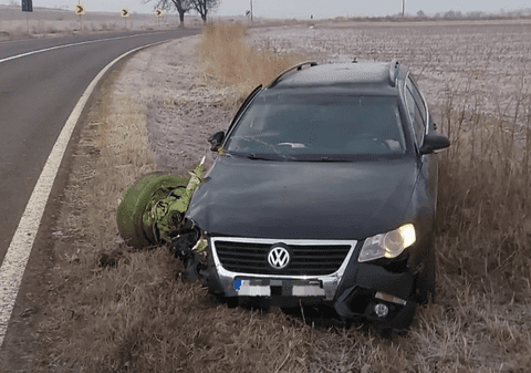 Un tânăr fără permis a furat mașina unui amic şi a făcut accident, pe DN 22, în Tulcea. A fugit de la fața locului și a fost găsit beat, pe un câmp