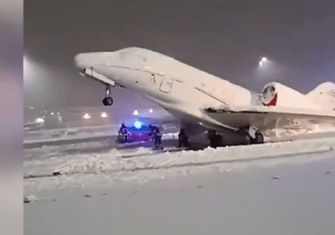 Imagini de pe aeroportul din München, afectat de ninsori puternice. Un avion privat, blocat la sol din cauza zăpezii | VIDEO