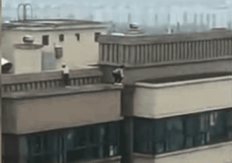 „Se jucau săritura în lungime”. Doi copii din China, filmați când sar de mai multe ori între două blocuri de 22 de etaje | VIDEO