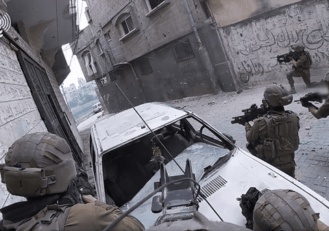 Momentul în care trupele israeliene efectuează un asalt asupra unor militanți Hamas înarmați în orașul Jabalia din Fâșia Gaza | VIDEO