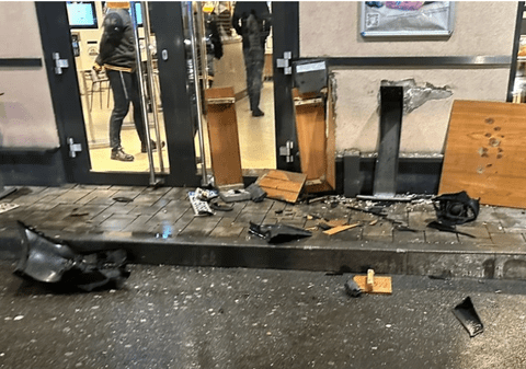 Un șofer a distrus cu mașina intrarea restaurantului McDonald's din Focşani, după ce a pierdut controlul volanului