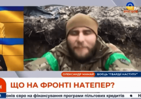 Un soldat ucrainean a fost surprins de bombardamente când intrase în direct, din tranșee, la televiziune: „E în regulă, putem continua” | VIDEO