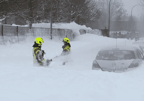 Străzi inundate cu 5 metri de spumă pentru stingerea incendiilor, în Germania. Operațiunile de salvare au durat 3 ore | VIDEO