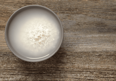 Apă de orez - rețetă DIY și beneficii. Cum prepari acasă loțiunea minune