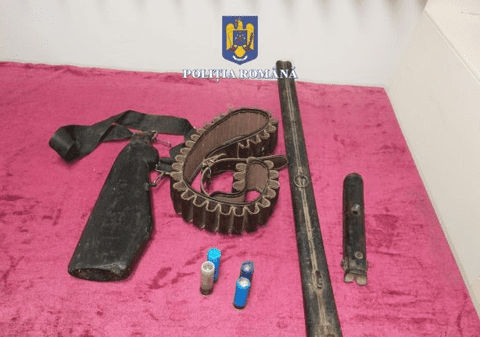 Componentele unei puști și 4 cartușe au fost găsite de polițiști, la Soveja, la perchezițiile într-un dosar de furt