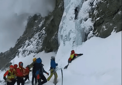 Mai mulți salvamontiști slovaci au scăpat la limită, după ce au fost surprinși de avalanșă - VIDEO
