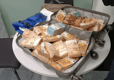 Un pensionar din Ucraina a fost prins pe aeroportul din Munchen cu 455.000 de euro în bagajul de mână  